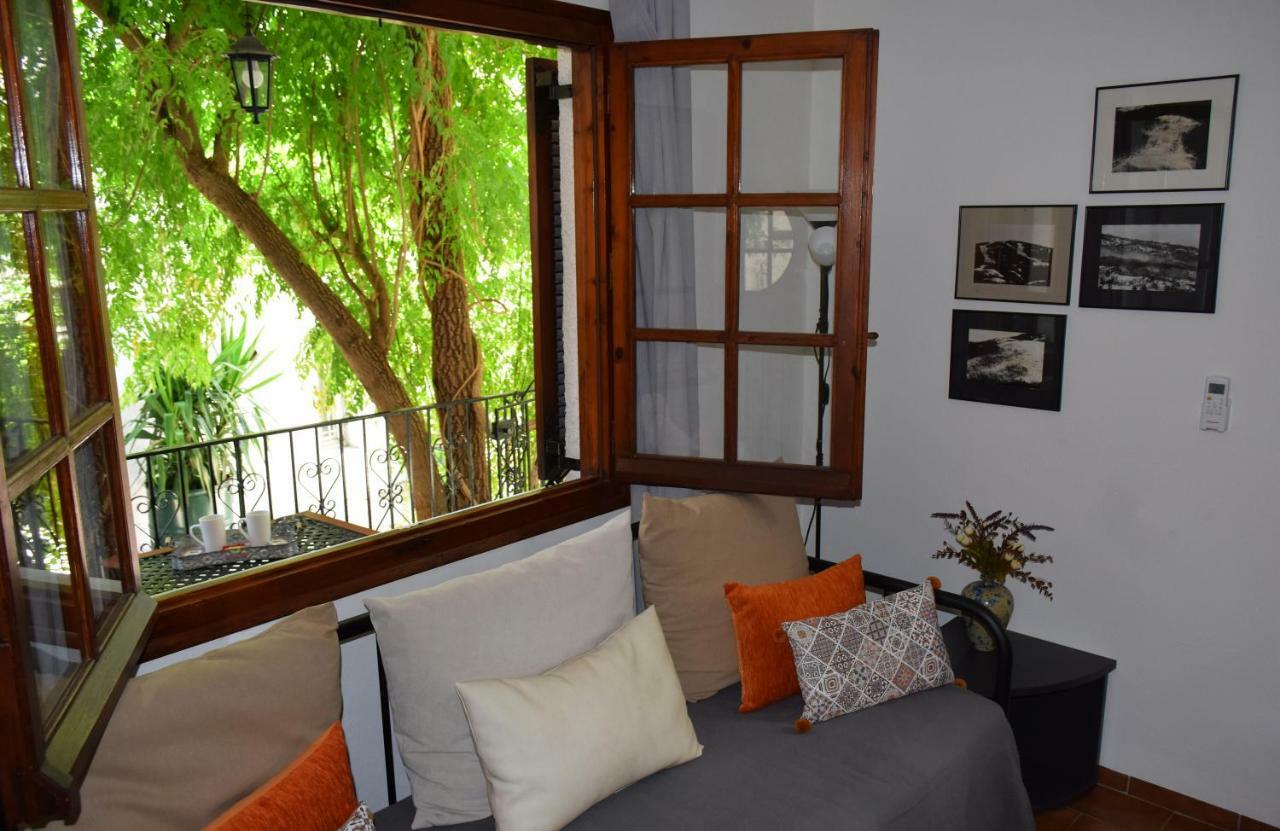 House inside garden Appartement Volos Buitenkant foto