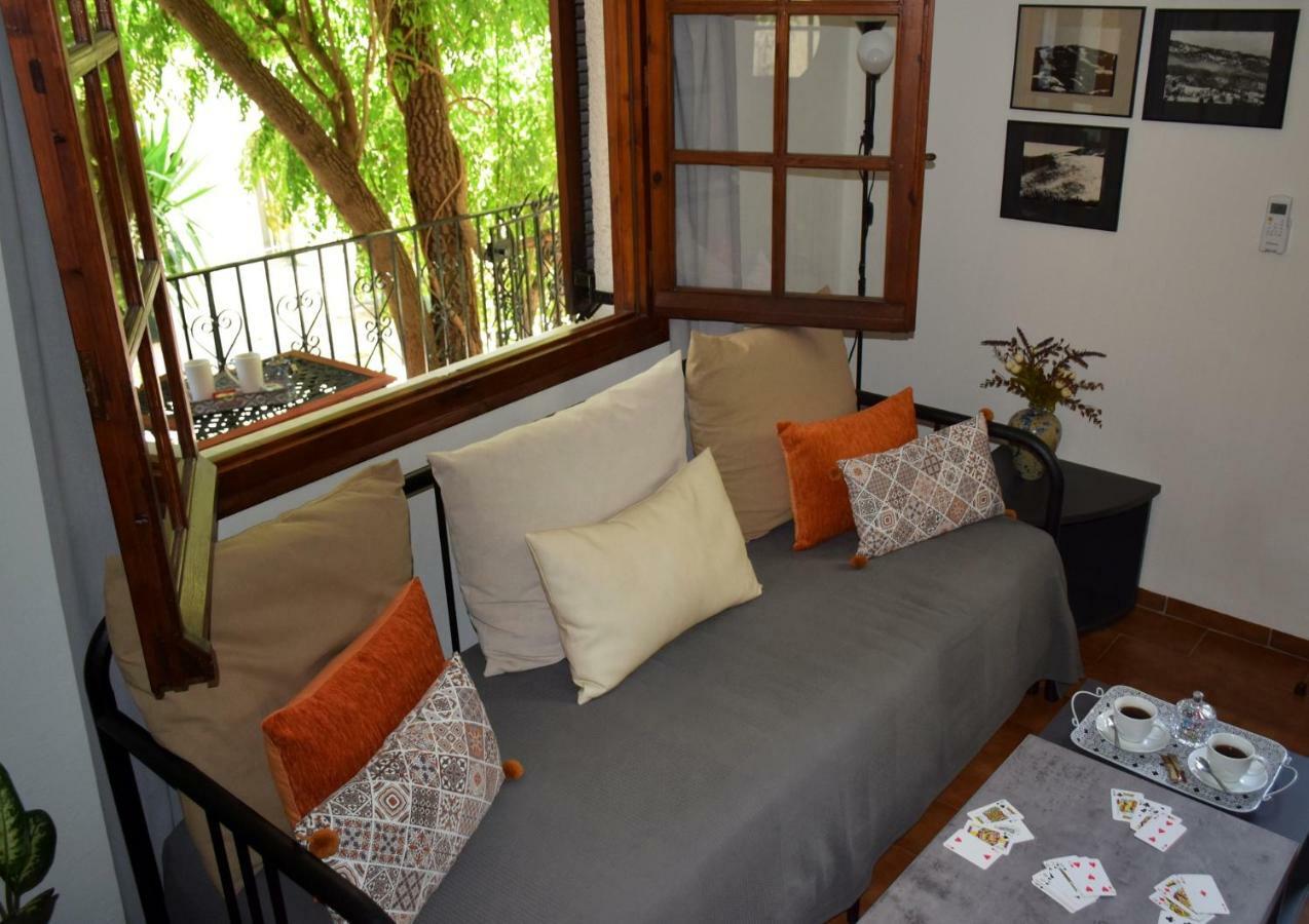 House inside garden Appartement Volos Buitenkant foto