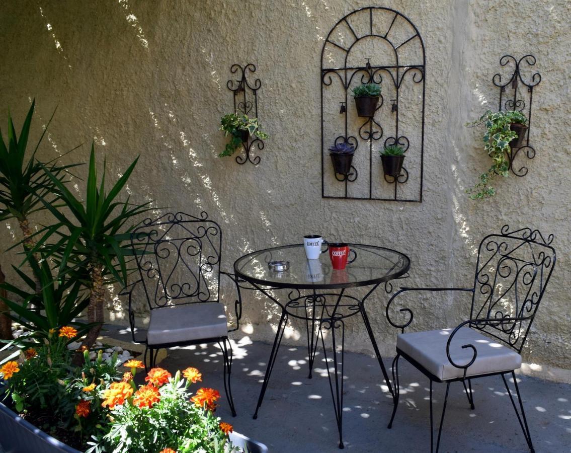 House inside garden Appartement Volos Buitenkant foto